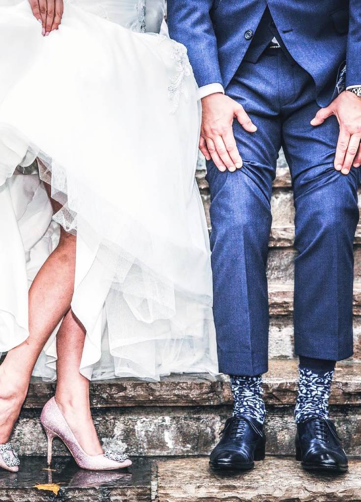 Couple on wedding day, Grooming the groom_Pin