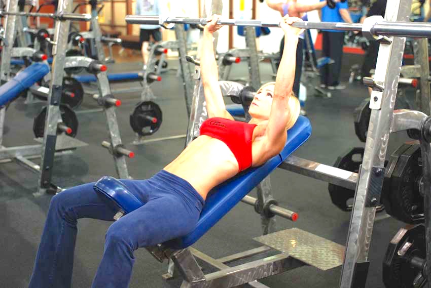 Jamie Eason bench press