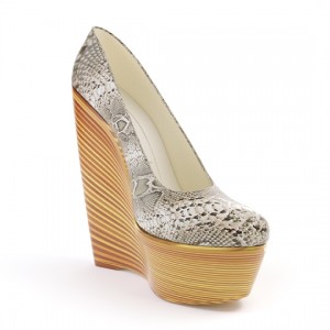 One Clique Eden in wooden wedge