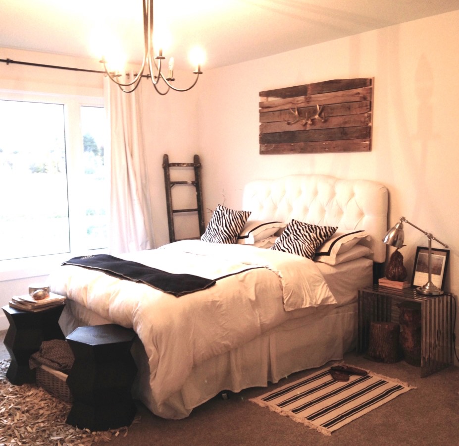 Bedroom decor with DIY pallet wall art