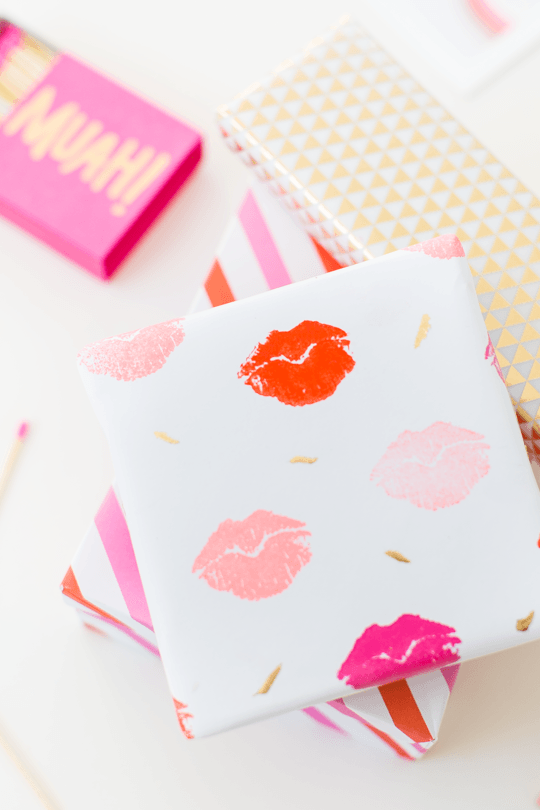 DIY-Lip-Print-wrapping-paper