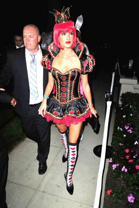 Alessandra-Ambrosio-as-the-queen-of-hearts-from-Alice-in-Wonderland