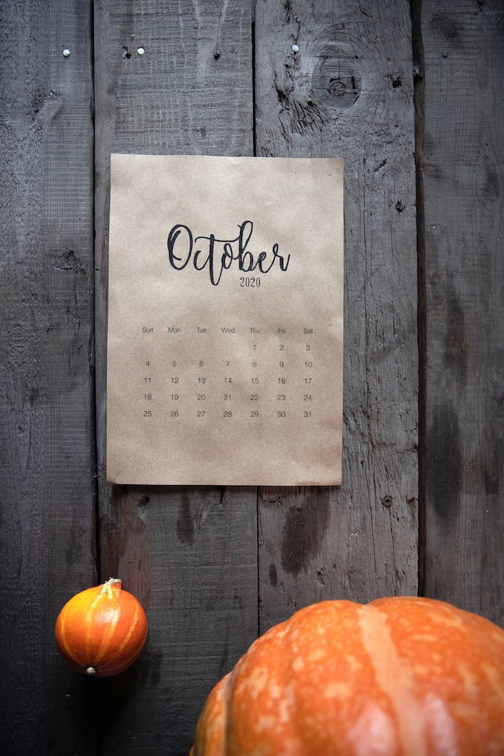 October 2020 calendar and pumpkins